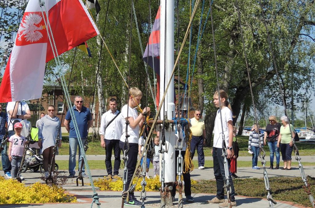 Opuszczenie bandery w Centrum Żeglarskim